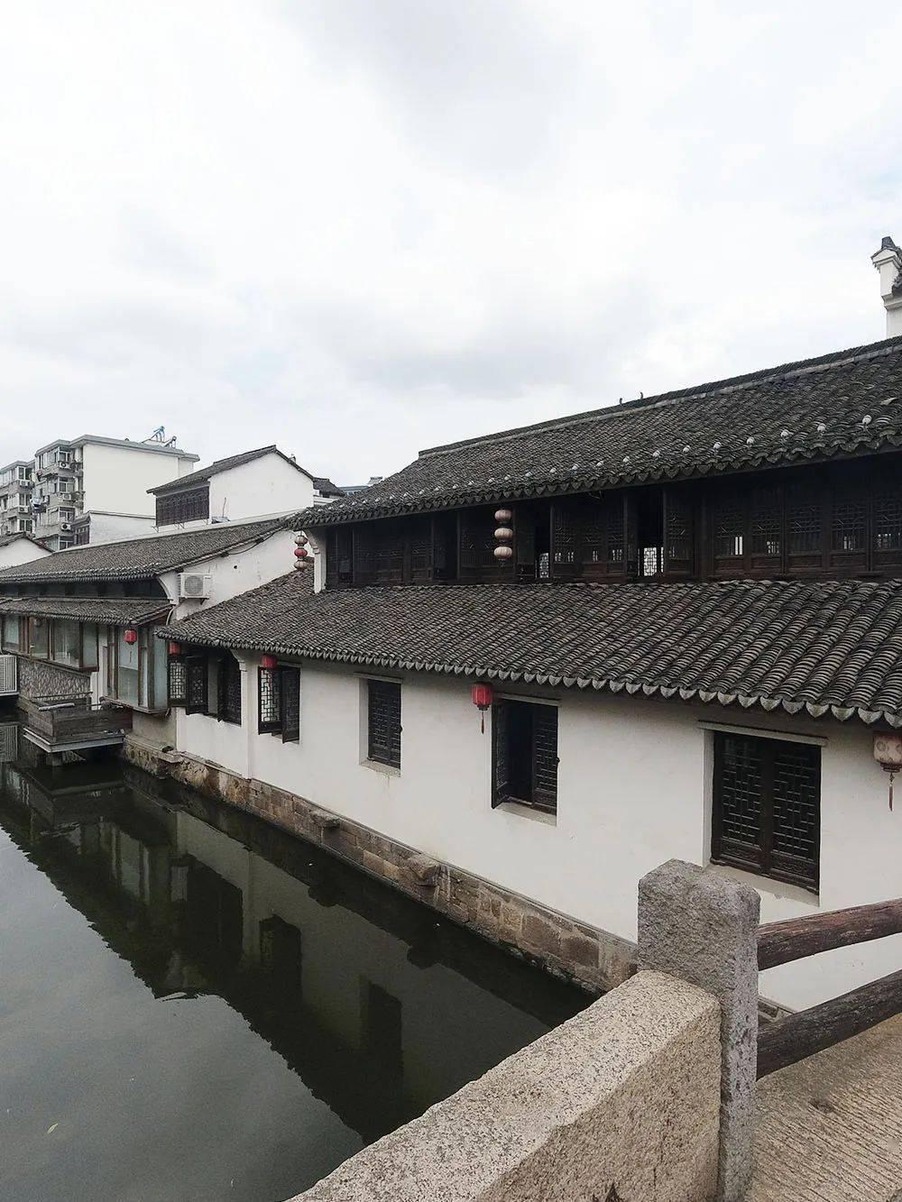机智问答网页-找答案就来男朋友搂我肩被他们班班主任发现了?